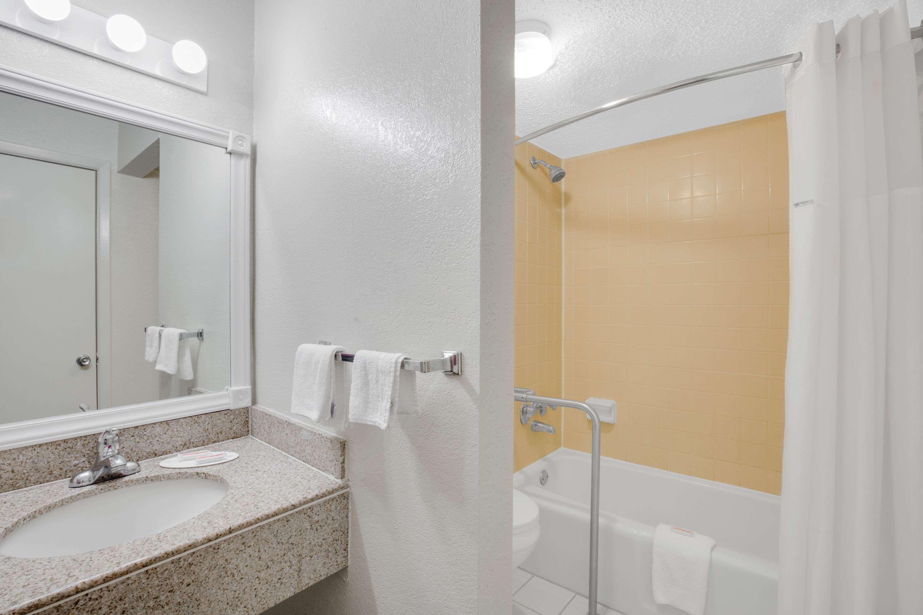 Hotel Days By Wyndham Asheville West Candler
